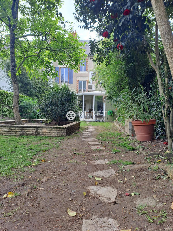 Maison - 251 m² - 11 pièces