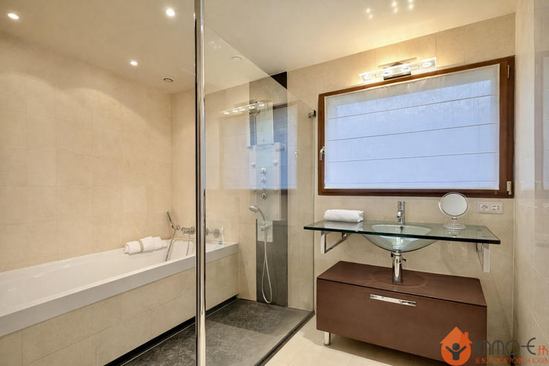 Maison - 261 m² - 7 pièces