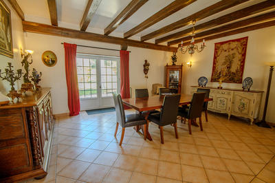 Maison - 330 m² - 8 pièces