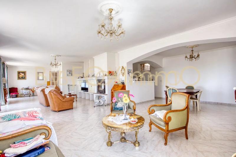 Maison - 220 m² - 5 pièces