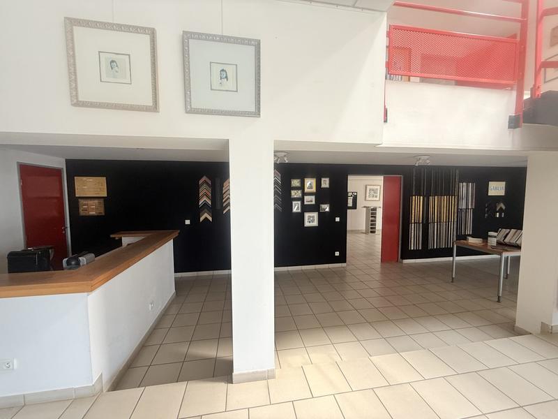 Local d'activités - 1 205 m²