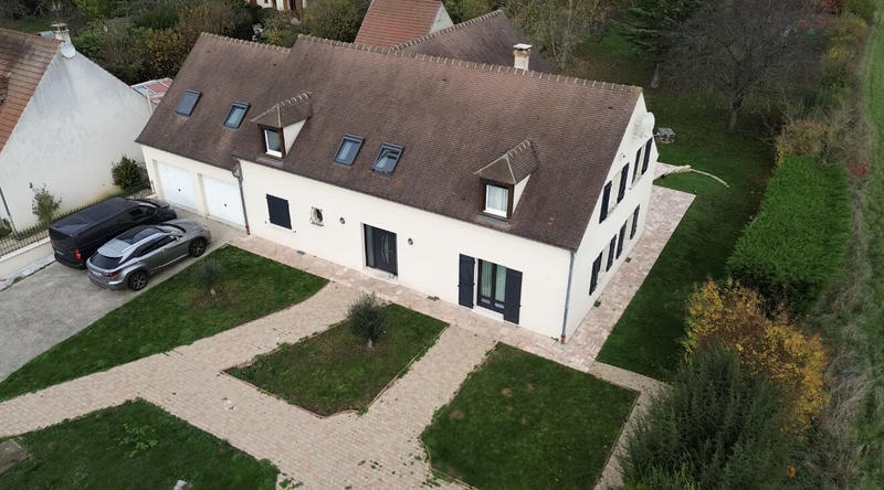 Maison - 290 m² - 9 pièces