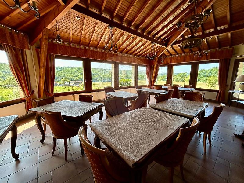 Hôtellerie / Restauration - 1 300 m² - 17 pièces