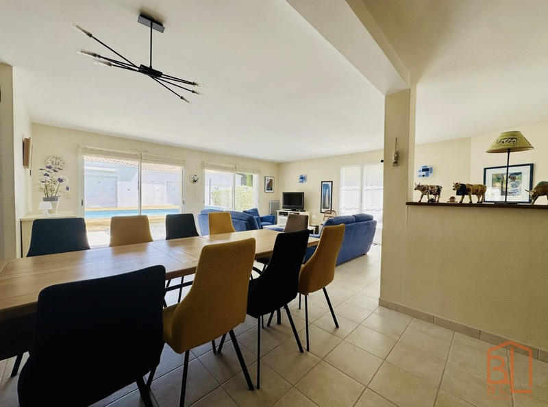 Maison traditionnelle - 274 m² - 11 pièces