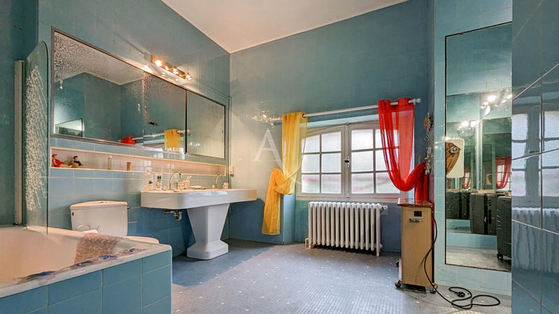 Maison - 263 m² - 10 pièces