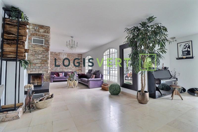 Maison - 236 m² - 8 pièces