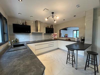 Maison - 204 m² - 5 pièces