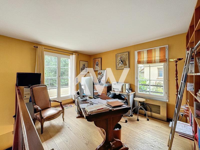 Maison - 213 m² - 8 pièces