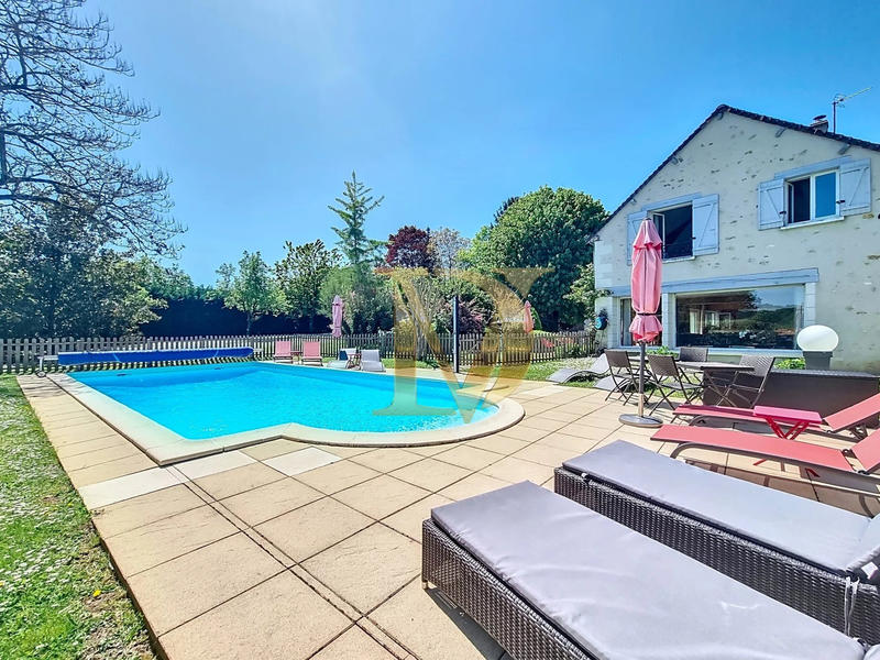 Maison - 350 m² - 10 pièces