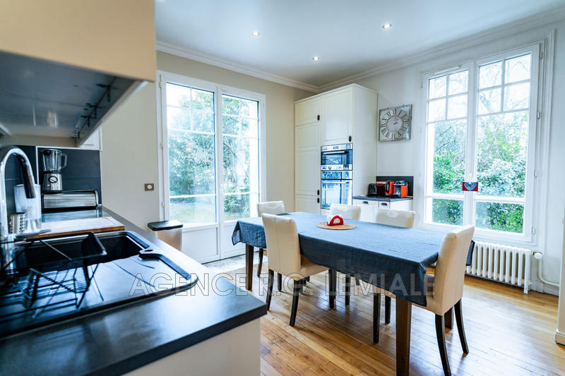 Maison - 230 m² - 11 pièces