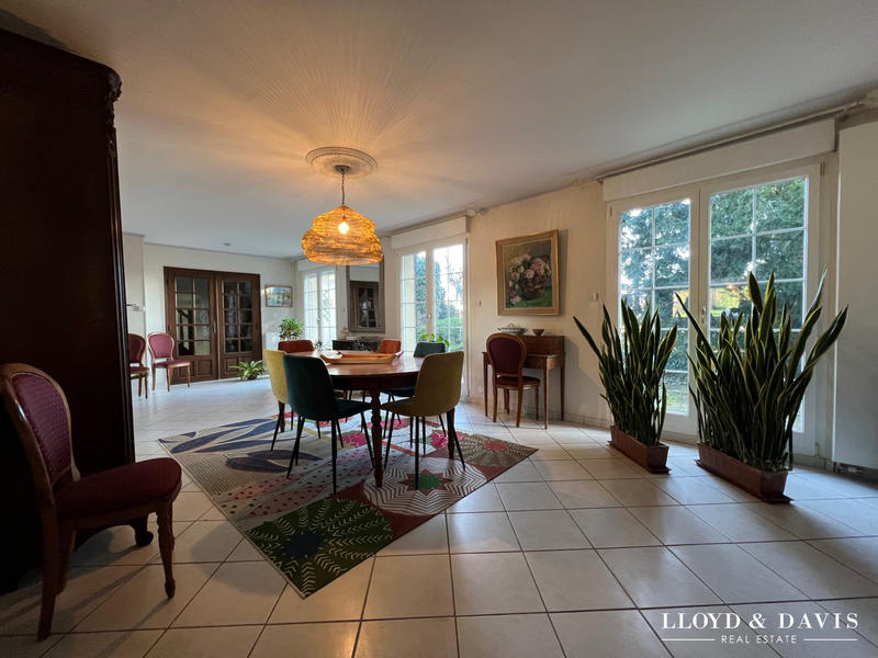 Maison - 269 m² - 12 pièces