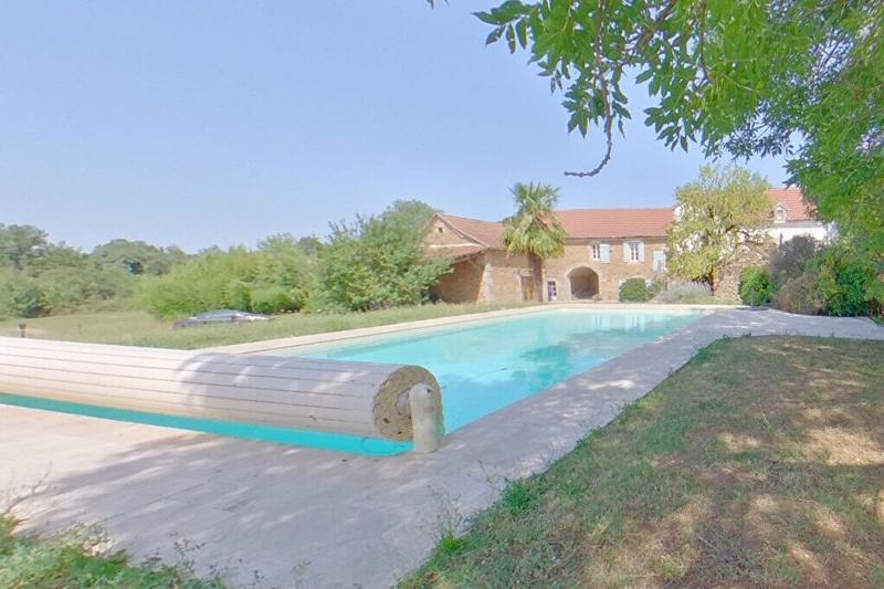 Maison - 248 m² - 9 pièces