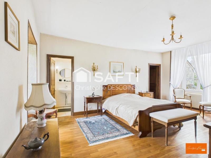 Maison - 220 m² - 8 pièces