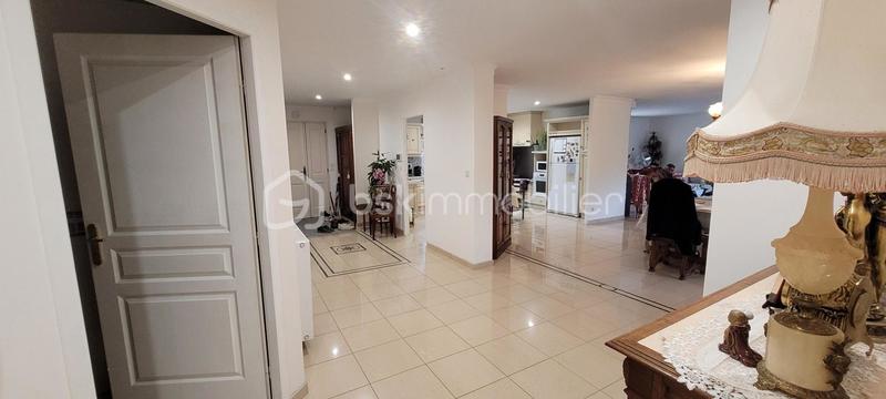 Maison - 230 m² - 8 pièces