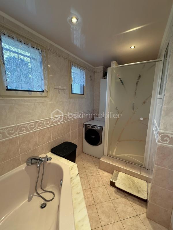 Maison traditionnelle - 169 m² - 7 pièces