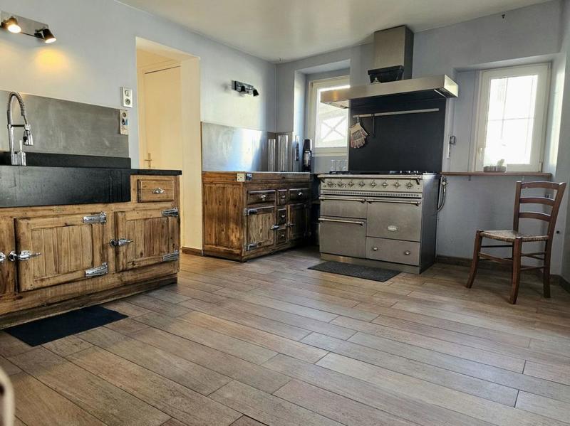 Maison - 278 m² - 11 pièces