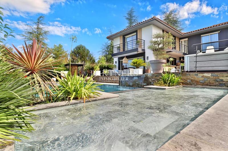 Maison - 300 m² - 10 pièces