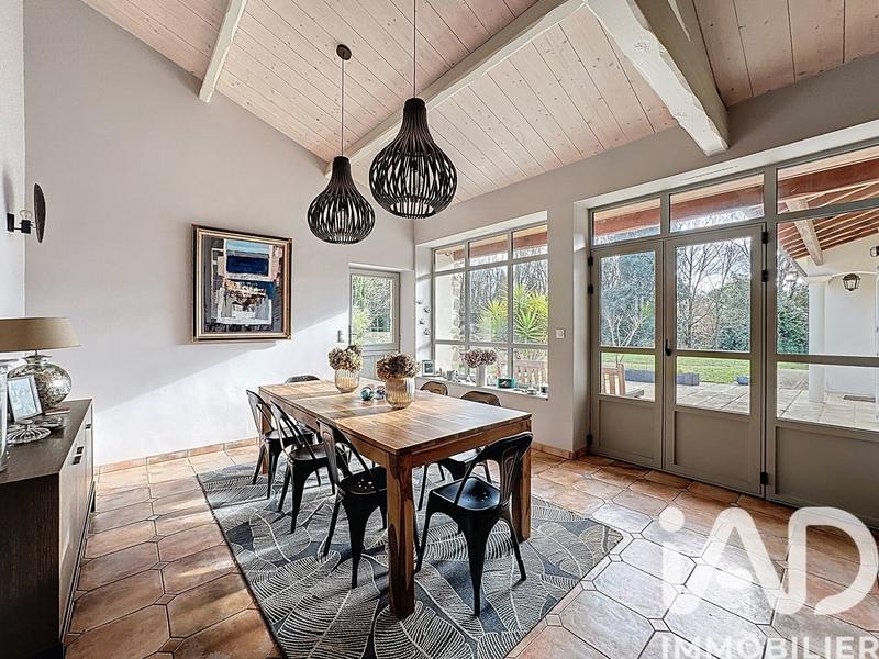 Maison - 219 m² - 8 pièces