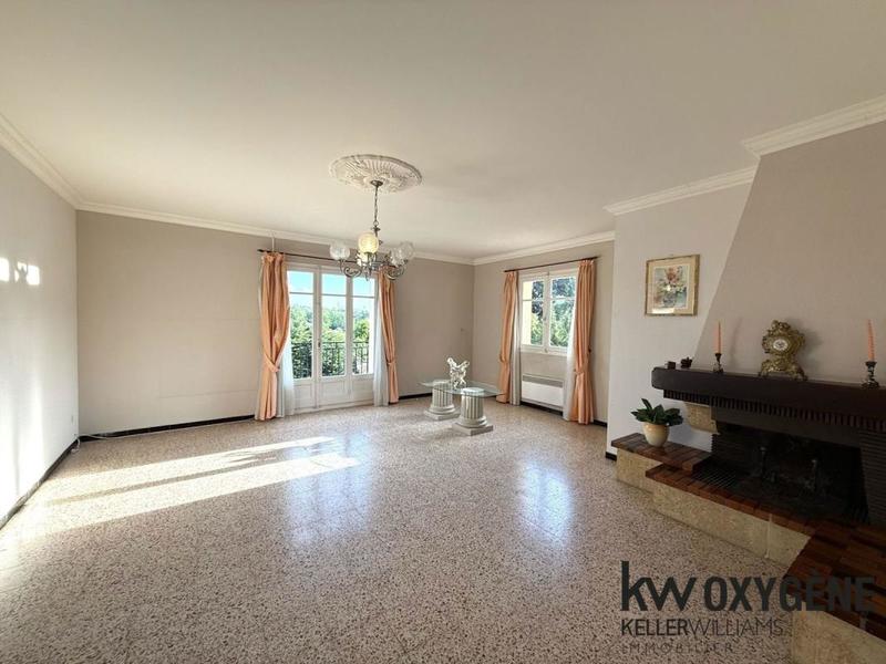 Propriété - 223 m² - 6 pièces