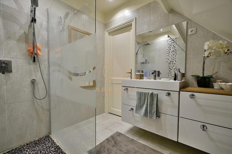 Maison - 200 m² - 8 pièces