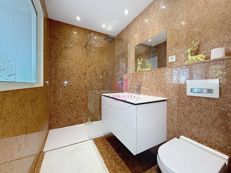 Maison - 216 m² - 6 pièces