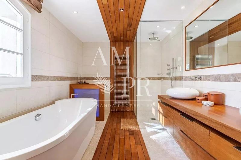 Villa - 555 m² - 10 pièces