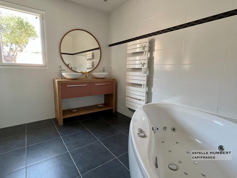 Maison - 223 m² - 8 pièces