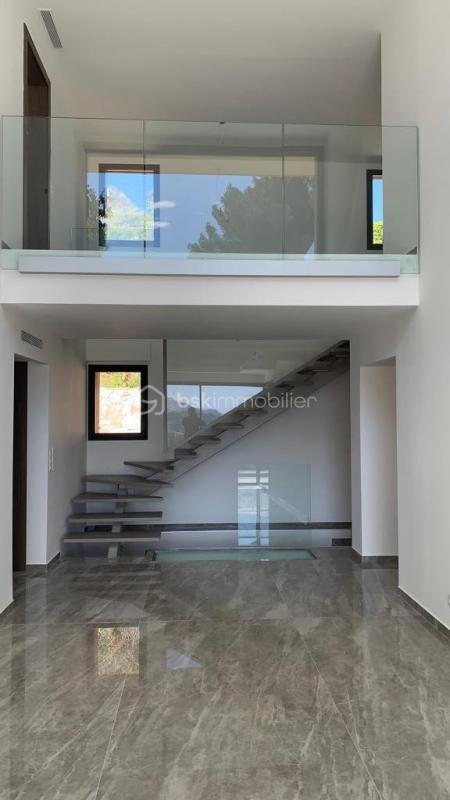 Maison - 370 m² - 7 pièces