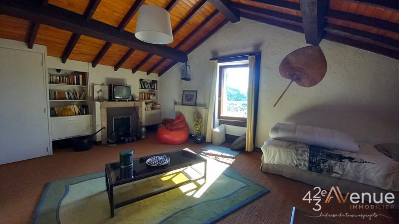 Propriété - 241 m² - 10 pièces