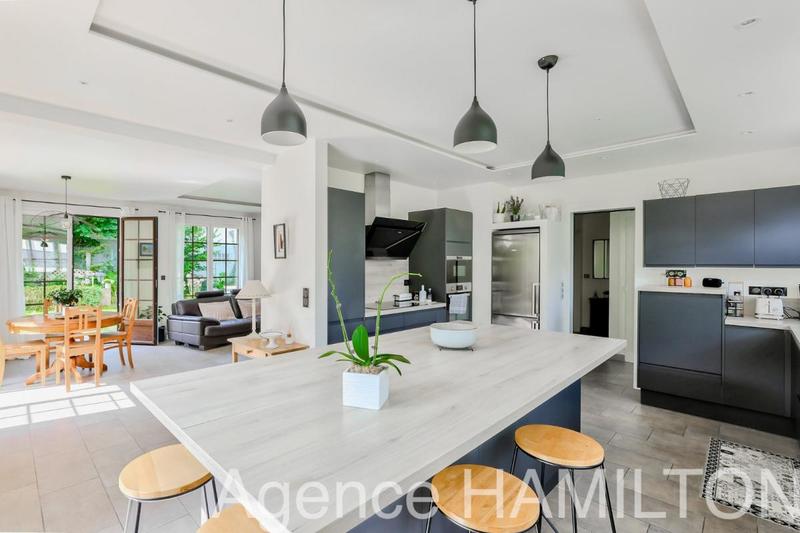 Maison - 220 m² - 8 pièces