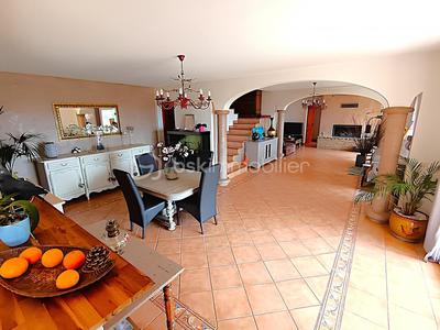 Villa - 225 m² - 9 pièces