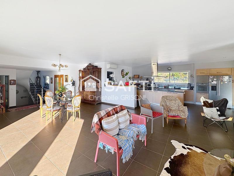 Maison - 220 m² - 5 pièces