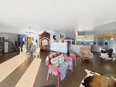 Maison - 220 m² - 5 pièces