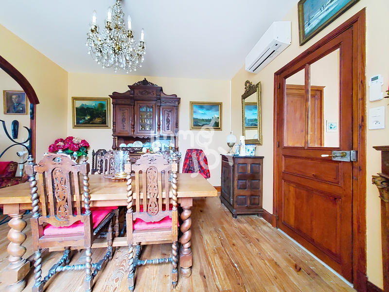 Propriété - 237 m² - 9 pièces