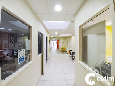 Local d'activités - 242 m² - 8 pièces