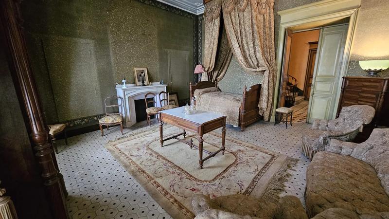 Maison - 640 m² - 12 pièces