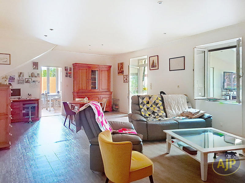 Maison - 220 m² - 7 pièces