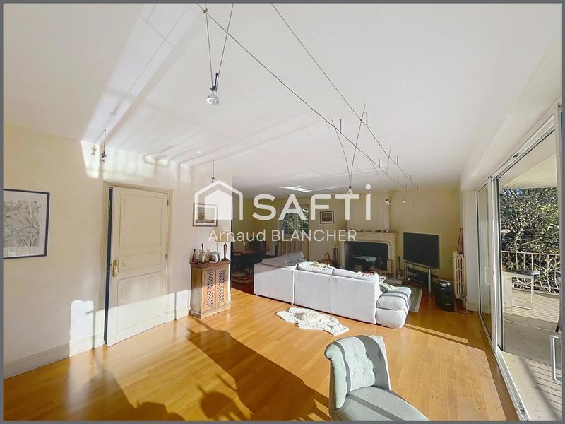 Maison - 230 m² - 8 pièces