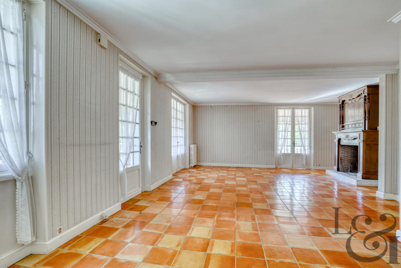 Maison - 244 m² - 9 pièces