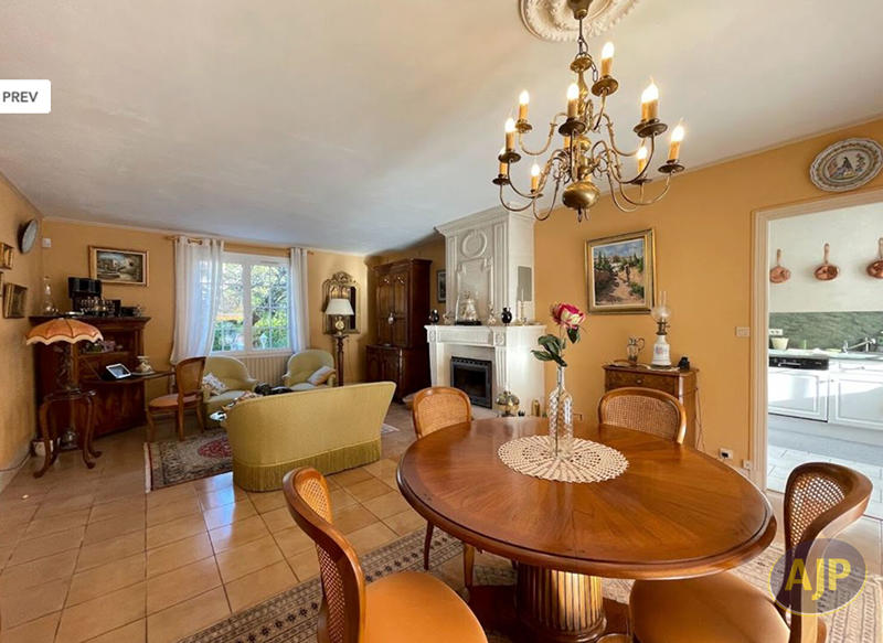 Maison - 260 m² - 8 pièces