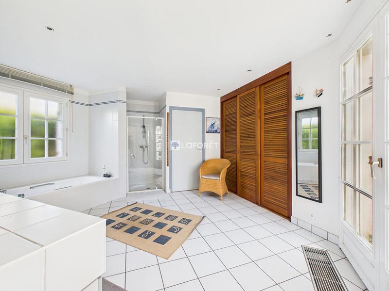 Maison - 256 m² - 6 pièces