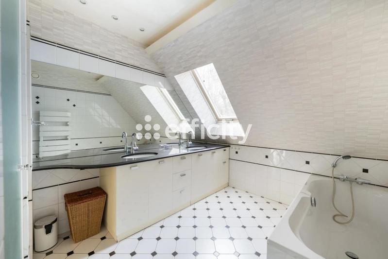 Maison - 205 m² - 7 pièces