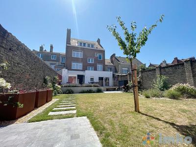 Maison - 410 m² - 9 pièces