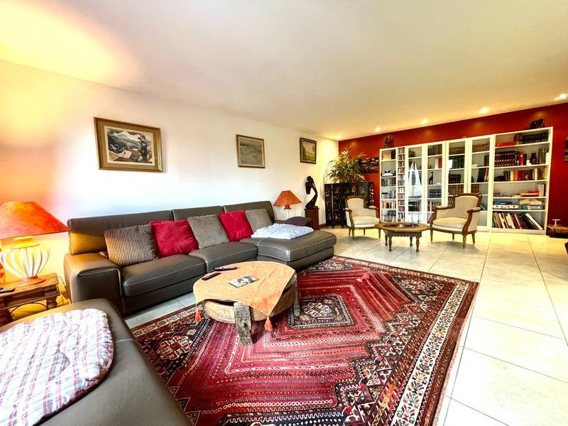 Maison - 225 m² - 9 pièces