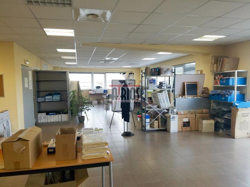 Entrepôt - 1 400 m²