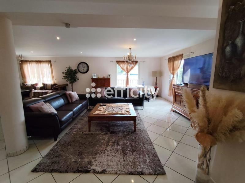 Maison traditionnelle - 221 m² - 5 pièces