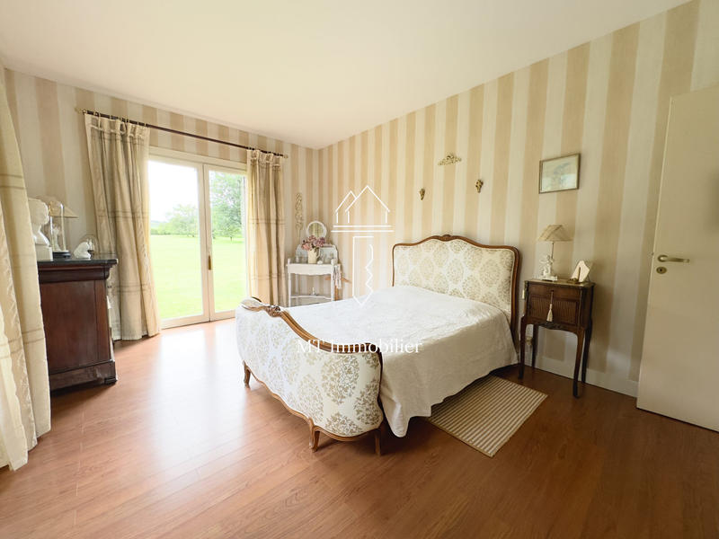 Maison - 241 m² - 7 pièces