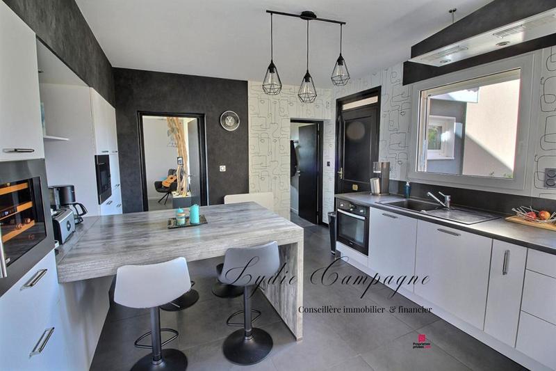 Demeure - 215 m² - 9 pièces