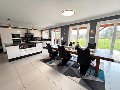 Maison - 190 m² - 8 pièces