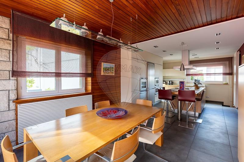 Maison - 280 m² - 10 pièces